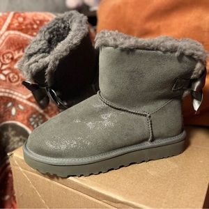 NIB- Ugg Mini Bailey Bow Glimmer Boots size 5